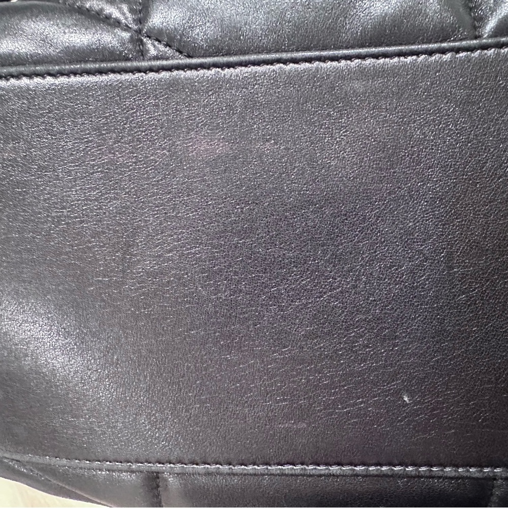 Saint Laurent Black Shoulder Bag with Sleek Design - Picture 14 of 14